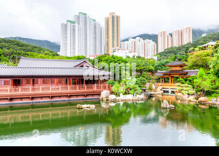 Blaue Teich und Pavillon Brücke an Nan Lian Garden, einer chinesischen klassischen Garten in Diamond Hill, Kowloon, Hong Kong. Der Park hat eine Fläche von 3,5 h Stockfoto