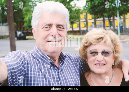 Porträt von einem älteren Ehepaar nehmen Selfie im Freien. Stockfoto