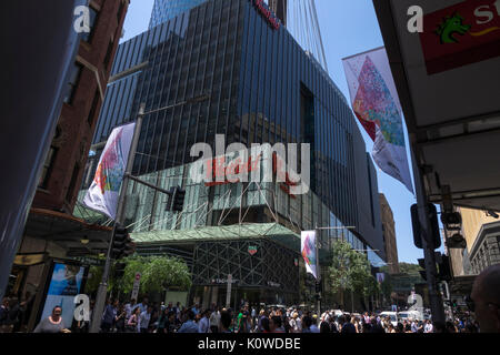 Fußgänger die Straße überqueren Vor Sydney ein Einkaufszentrum Westfield Mall unter den Sydney Tower Auge Australien Stockfoto