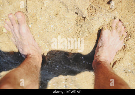 Einen ersten Blick auf die Beine, ein Mann stand auf dem Sand am Strand Stockfoto