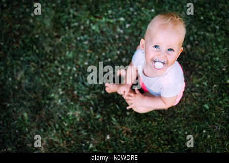 Portrait von Lovely Baby sitting auf Rasen Stockfoto