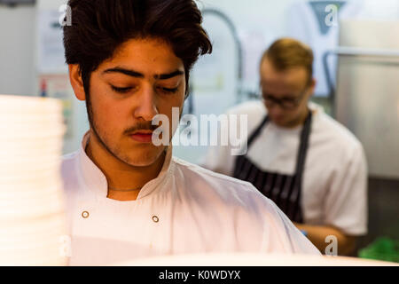 Die Köche bei der Arbeit in der Küche Stockfoto