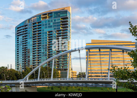 Skyline von Columbus, Ohio von Bicentennial Park Bridge bei Nacht Stockfoto