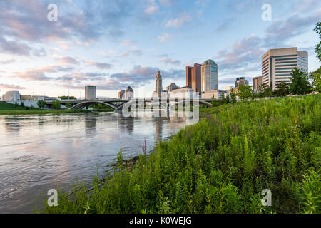 Skyline von Columbus, Ohio von Bicentennial Park Bridge bei Nacht Stockfoto