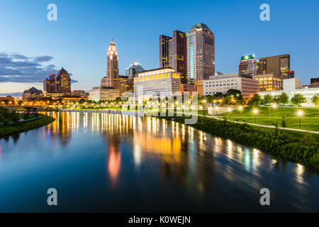 Skyline von Columbus, Ohio von Bicentennial Park Bridge bei Nacht Stockfoto