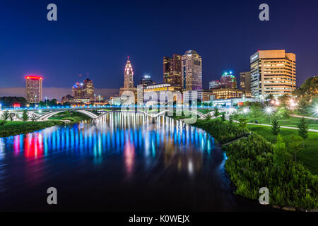 Skyline von Columbus, Ohio von Bicentennial Park Bridge bei Nacht Stockfoto