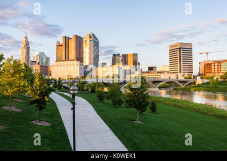 Skyline von Columbus, Ohio von Bicentennial Park Bridge bei Nacht Stockfoto