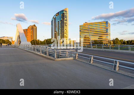 Skyline von Columbus, Ohio von Bicentennial Park Bridge bei Nacht Stockfoto