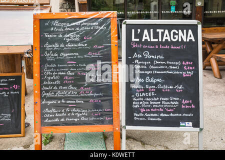 Menü angezeigt vor dem Restaurant L'Altagna am Bahnhof in Vizzavona, Haute-Corse, Korsika, Frankreich Stockfoto