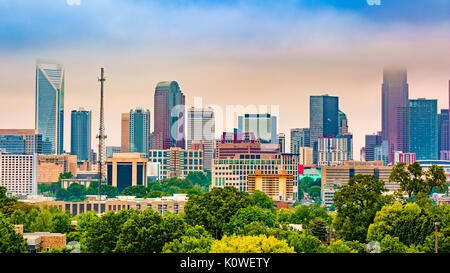 Charlotte, NC-Skyline an einem nebligen Nachmittag. Stockfoto