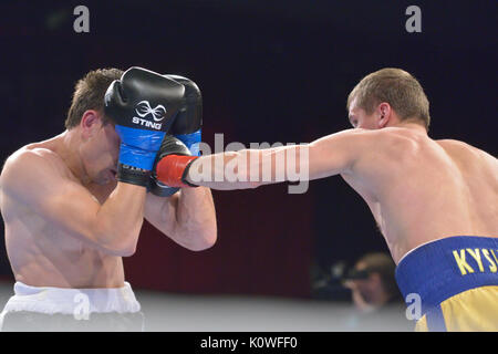 Nowosibirsk, Russland - November 29, 2014: Match Boris Georgiev (links) von Bulgarien vs Viacheslav Kislitsyn der Ukraine während AIBA pro Turnier. Stockfoto