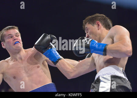 Nowosibirsk, Russland - November 29, 2014: Match Boris Georgiev (rechts) von Bulgarien vs Viacheslav Kislitsyn der Ukraine während AIBA Pro Boxing Turnier Stockfoto