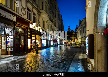 Bunte Abend Foto einer kleinen Straße in der Altstadt von Prag in der Dämmerung mit Käufern und eine Kabine mieten Stockfoto