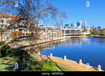 Claisebrook Cove im East Perth mit Wolkenkratzer der Stadt in der Ferne. Stockfoto