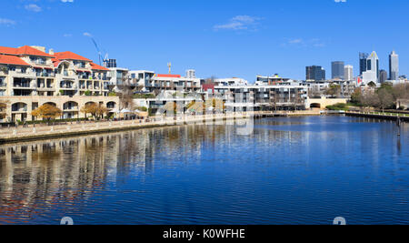 Claisebrook Cove im East Perth mit Wolkenkratzer der Stadt in der Ferne. Stockfoto