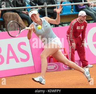 KHARKOV, UKRAINE - April 22, 2012: Übereinstimmung zwischen Christina McHail und Elina Svitolina beim Fed Cup Riegel zwischen den USA und der Ukraine im Superior Golf und Stockfoto