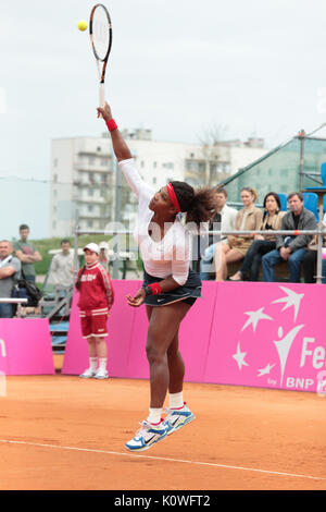 KHARKOV, UKRAINE - April 22, 2012: Serena Williams dienen eine Kugel während Fed Cup Riegel zwischen den USA und der Ukraine im Superior Golf & Spa Resort, Charkow, U Stockfoto