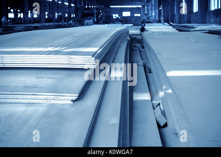 Im Lager der Stahlplatte gestapelt, blau Ton Karte. Stockfoto