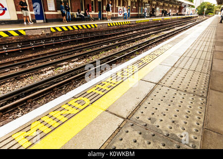 Die Lücke, die Lücke, die Lücke London Bahnhof Zeichen, Warnung, Mind the gap Mind the gap Londoner U-Bahn, Warnung, Gefahr, Spalt Stockfoto