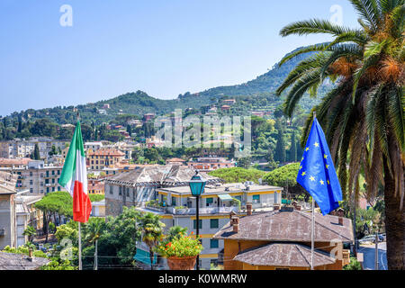 Schönen Tageslicht Blick nach Santa Margherita Ligure Stadt mit Italien und EU-Flaggen für den Hintergrund. Italien Schönheiten. Stockfoto