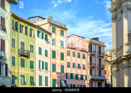 Schöne Aussicht auf den Sonnenuntergang zu bunten Straße Gebäude Fassade. Santa Margherita Ligure, Italien Stockfoto