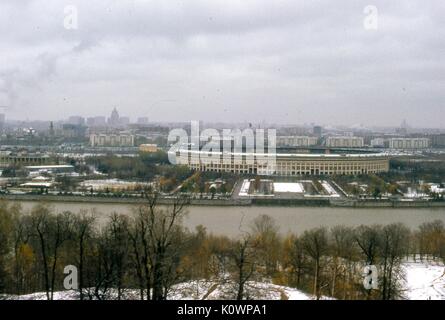 Blick nach Nordosten von Luzhniki Olympiastadion, von Sparrow Hügeln Park auf der Moskwa gesehen, in Moskau, Sowjetunion, UDSSR, November, 1973. Stockfoto