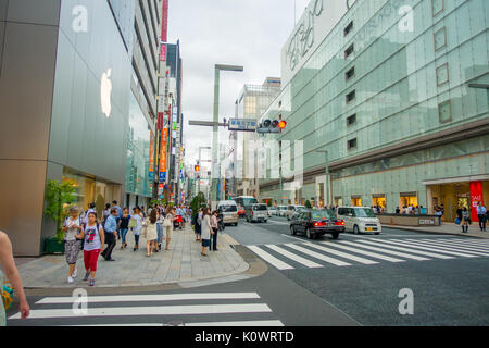 Tokio, Japan-28 Jun 2017: Nicht identifizierte Personen Überqueren der Straße durch Zebra in der elektrischen Stadt Bezirk Ginza in Tokio Stockfoto