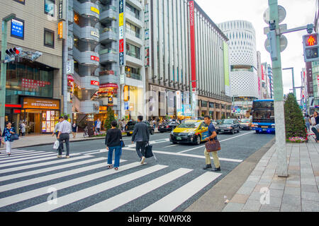 Tokio, Japan-28 Jun 2017: Nicht identifizierte Personen Überqueren der Straße durch Zebra in der elektrischen Stadt Bezirk Ginza in Tokio Stockfoto