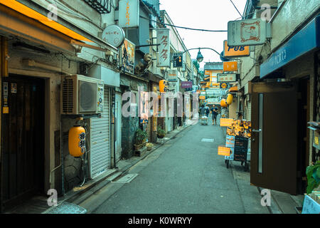 Tokio, Japan - ca. September 2016: Restaurants in Golden Gai in Tokio. Stockfoto