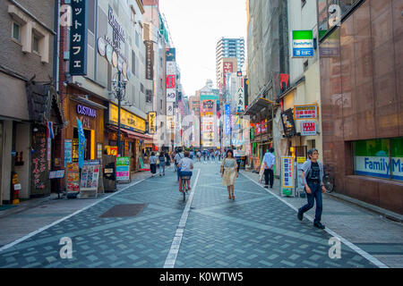 Tokio, Japan, 28. Juni - 2017: Unidentifies Menschen überqueren die Straße über den Zebrastreifen in Ikebukuro Viertel der Metropole Tokio, Japan. Tokyo Metropolis ist sowohl die Hauptstadt und die bevölkerungsreichste Stadt von Japan Stockfoto
