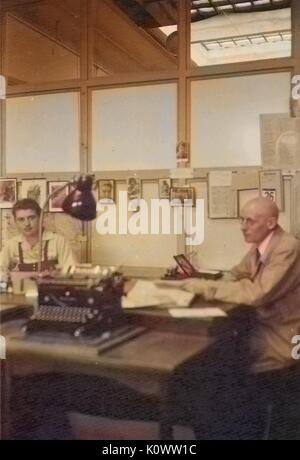 Zwei Männer sitzen in einem Büro am Schreibtisch, eine Schreibmaschine auf einem Schreibtisch im Vordergrund, Deutschland, 1946. Hinweis: Das Bild hat digital über ein modernes Prozess eingefärbt worden. Farben möglicherweise nicht sein - genau. Stockfoto