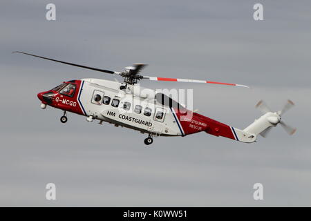 G-MCGG, einer Sikorsky S-92 von Bristow Hubschrauber betrieben im Namen der HM Küstenwache, am Internationalen Flughafen Prestwick, Ayrshire. Stockfoto