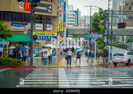 Tokio, Japan, 28. Juni - 2017: Nicht identifizierte Personen unter Sonnenschirmen auf Zebrastreifen Straße in Jimbocho Bezirk in Tokio Stockfoto