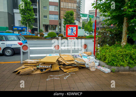 Tokio, Japan, 28. Juni - 2017: Recycling Bereich mit Tafel, Bücher, Hefte und Zeitung in den Bürgersteig in Jimbocho Bezirk in Tokio Stockfoto