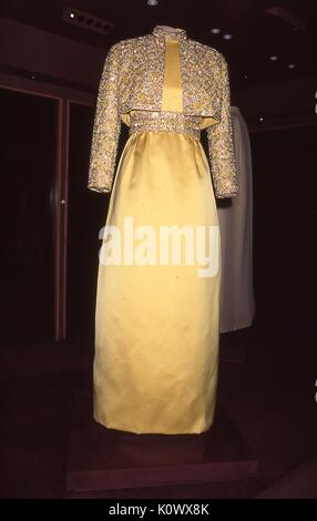 Eröffnungs-Kleid getragen von der ersten Dame Pat Nixon für die Einweihung 1969 von ihrem Ehemann, Vereinigte Staaten Präsident Richard Nixon, gebildet von Mimosa Seide Satin mit goldenen und silbernen Verzierungen, 1969. Stockfoto