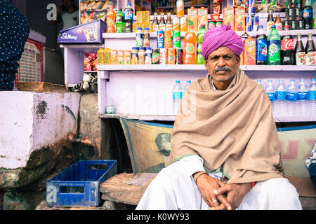 JAISALMER, Rajasthan, Indien - 07 März, 2016: Horizontale Bild der indischen Männer mit traditionellen Rajasthani kleiden mit bunten Turban in Jaisalmer Stockfoto