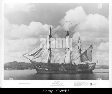 Ein Film noch Szene aus "Treasure Island" (1950 Walt Disney Film). Es zeigt die Seitenansicht des Schiffes mit allen seinen Segel voll auf ihre Masten, 1950 manipuliert. Stockfoto