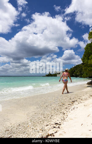 Ältere Frau zu Fuß auf Easo Strand, Lifou, Neukaledonien, South Pacific Stockfoto