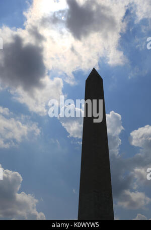Sonnenfinsternis in Washington DC, USA. Teilweise Sonne durch Wolken über Washington Monument gesehen blockiert. Stockfoto