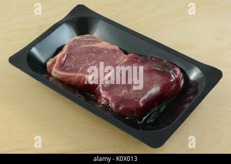 Raw New York Strip Steak für zwei in Kunststoff Kühlschrank Verpackung Stockfoto