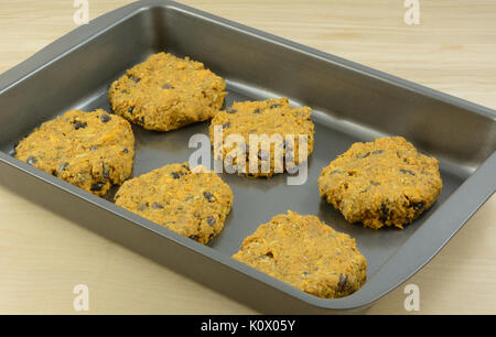 Rohe Kartoffel, Würstchen und Frikadellen aus schwarzen Bohnen in Backform Stockfoto