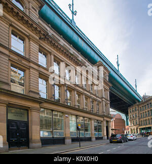 Abschnitt der Tyne River Brücke über Tops der städtischen Gebäude und Straßen unter blauem Himmel in Newcastle-upon-Tyne, England Stockfoto