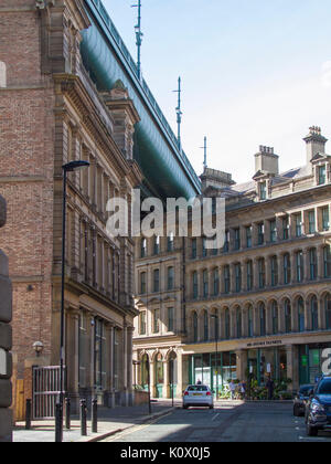 Abschnitt der Tyne River Brücke über Tops der städtischen Gebäude und Straßen unter blauem Himmel in Newcastle-upon-Tyne, England Stockfoto