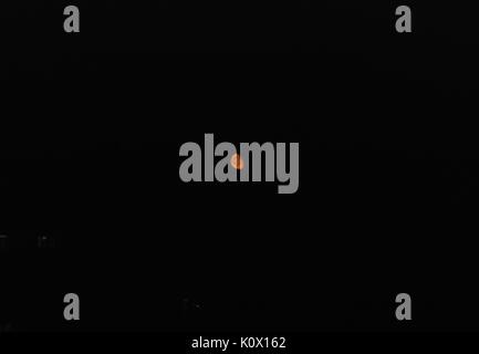 Red Moon in den Nachthimmel. Stockfoto