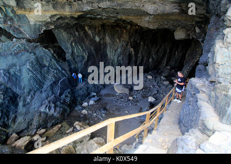 Menschen die Erkundung der Höhlen in Ajuy, Fuerteventura, Kanarische Inseln, Spanien Stockfoto