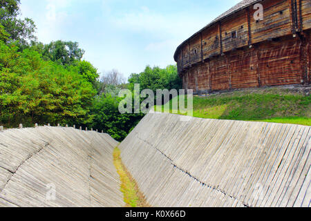 Zitadelle in Baturyn Baturyn Hetmanate der Kosak Zitadelle mit Schutzhülle aus Holz graben. Alten slawischen Architektur von Baturyn Festung in hetman Kappe Stockfoto