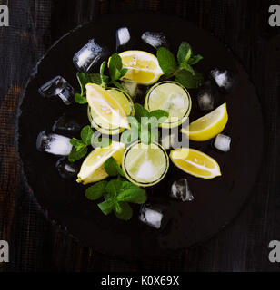 Limoncello, traditionellen italienischen Likör mit Zitronen auf den Jahrgang Tabelle, selektiver Fokus Stockfoto