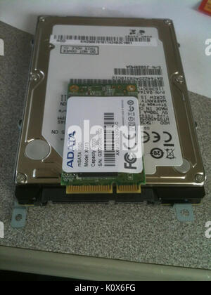 Eine mSATA SSD auf einem 2.5" SATA Stockfoto