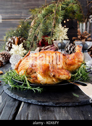 Brathähnchen auf Weihnachten und das Neue Jahr mit Glühwein und Weihnachtsschmuck, selektiver Fokus Stockfoto