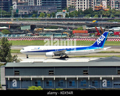 ANA JA 604 A bei Taipei Songshan Airport 20120819 Stockfoto